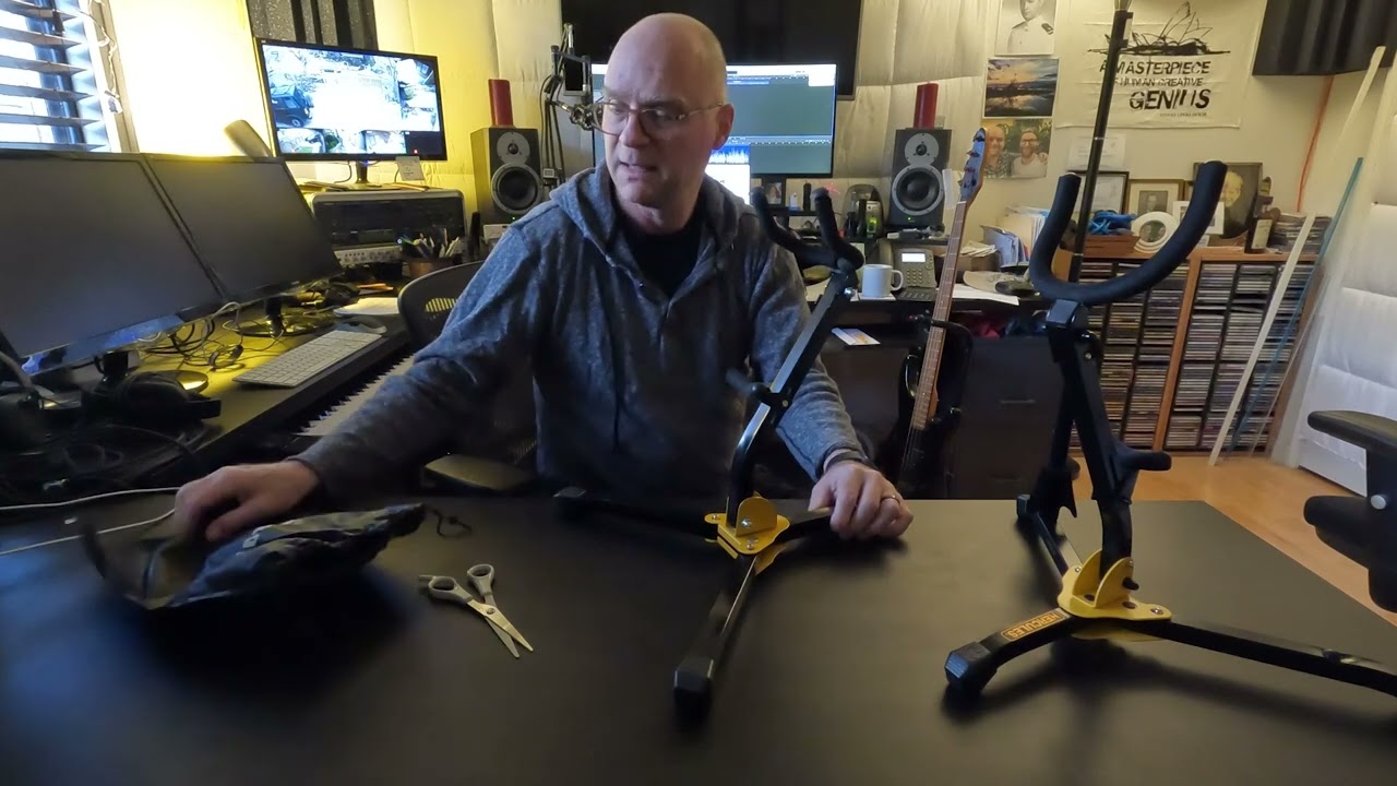 Joel compares sax stands from Hercules and Lolunut