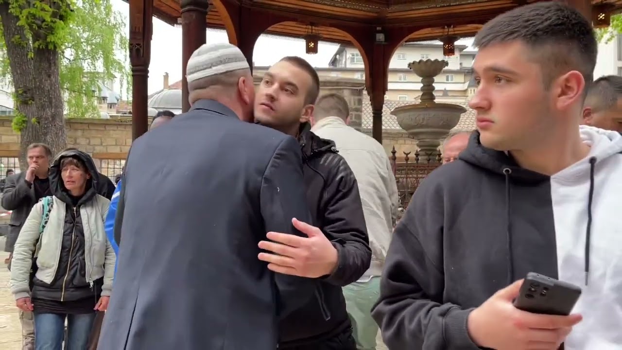 Nakon bajram-namaza Bakir Izetbegović sa vjernicima dijelio bajramluk ispred Begove džamije