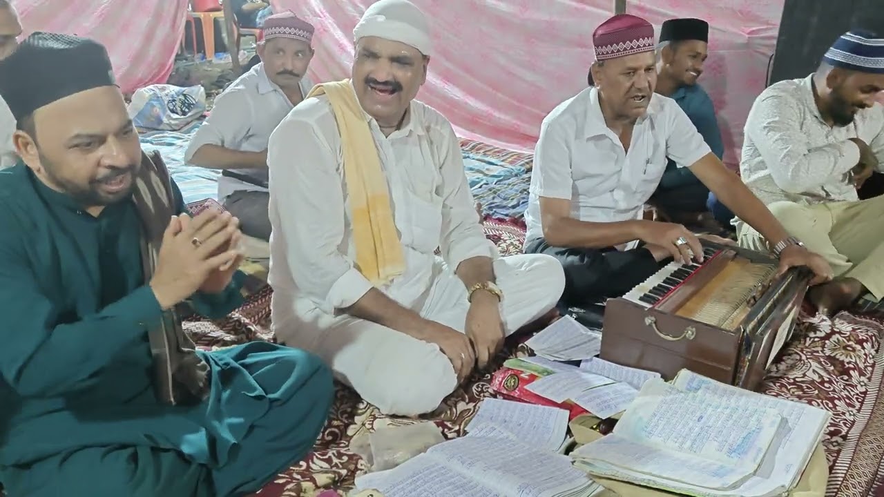 (JAB TUM HO RUBARU)  UNKI MEHFIL ME BAITH KAR AYE HAFEEZ APNI QISMAT PE NAAZ HOTA HAI.