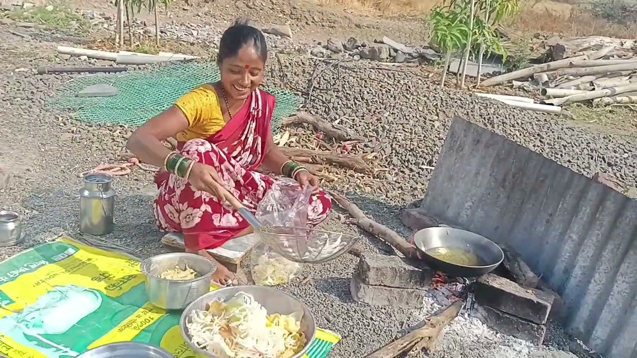 आज बघा मी कांदा भजी आणी कुरडया तळायला लागली ।नवऱ्याला असल काही खाऊ वाटत नाही ✌️#गावठीपुनम 