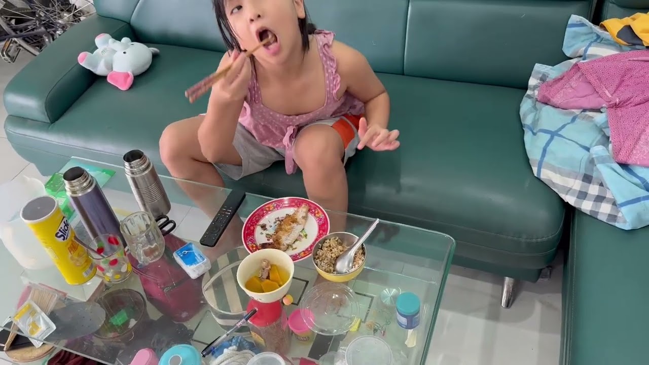 Phô mai ở nhà với ông ngoại tự gỡ cá mó  ăn ￼