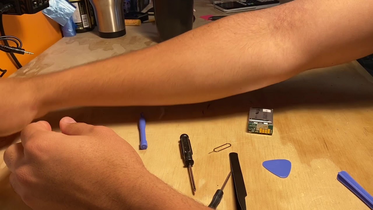 Inside a Canon LP-E17 (Disassembly/take apart)
