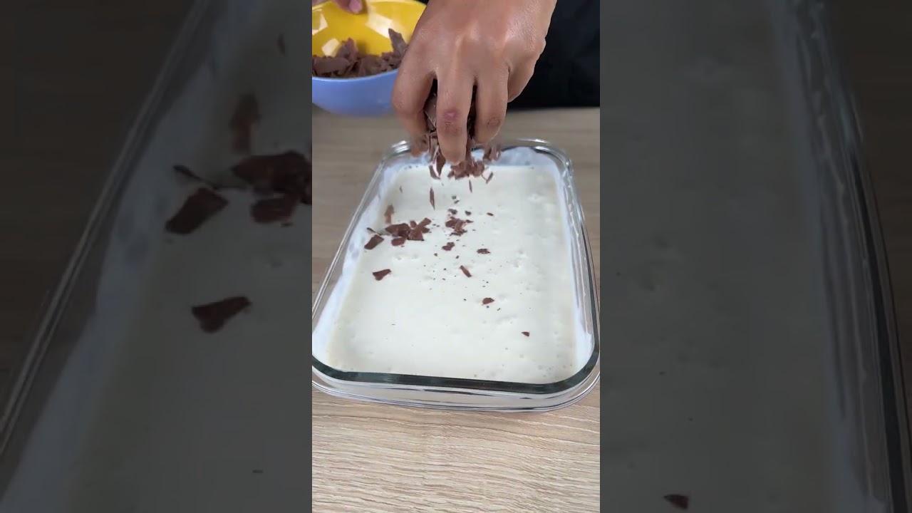 Glace maison aux pépites de chocolat avec de la crème et du lait concentré crémeux.