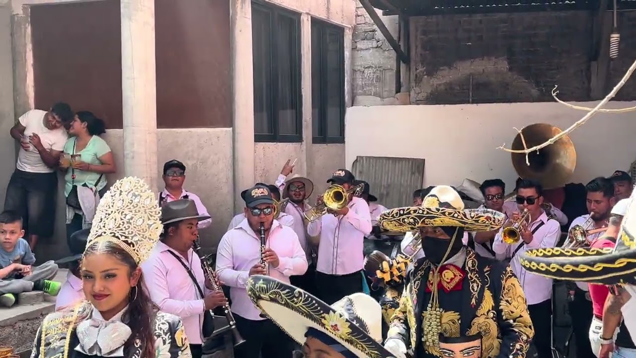 A si lee bien la pasamos en el carnaval de los Reyes La Paz EdoMx con charros los Leones 