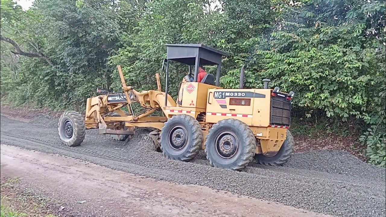 How to spread the base neatly using a motor grader