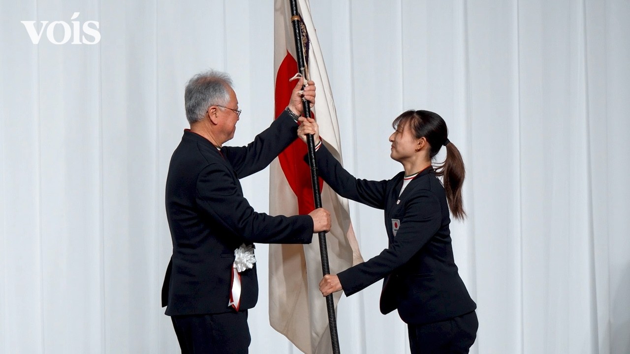 ミラノ冬季五輪・坂本花織、解団式で団旗返還　日本選手団が過去最高の成績　フィギュア団体に団長賞