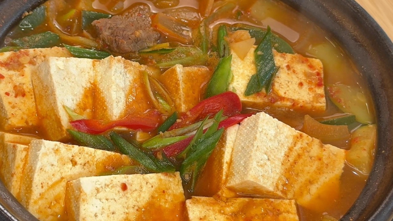 [K-FOOD] The Most Authentic Korean Home Meal: Beef Doenjang Jjigae (된장찌개)