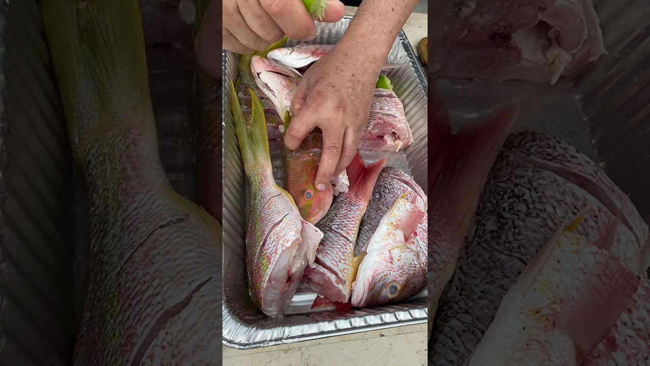 Pescado frito adobado con sal y limón antes de freír