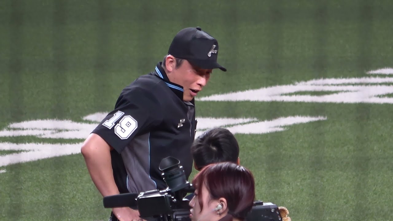 【審判員ウォッチ（始球式編）】始球式を務める子供と優しく接する、球審の梅木謙一審判員【2025.9.28 オリックス vs 東北楽天 23回戦 ＠京セラD大阪】