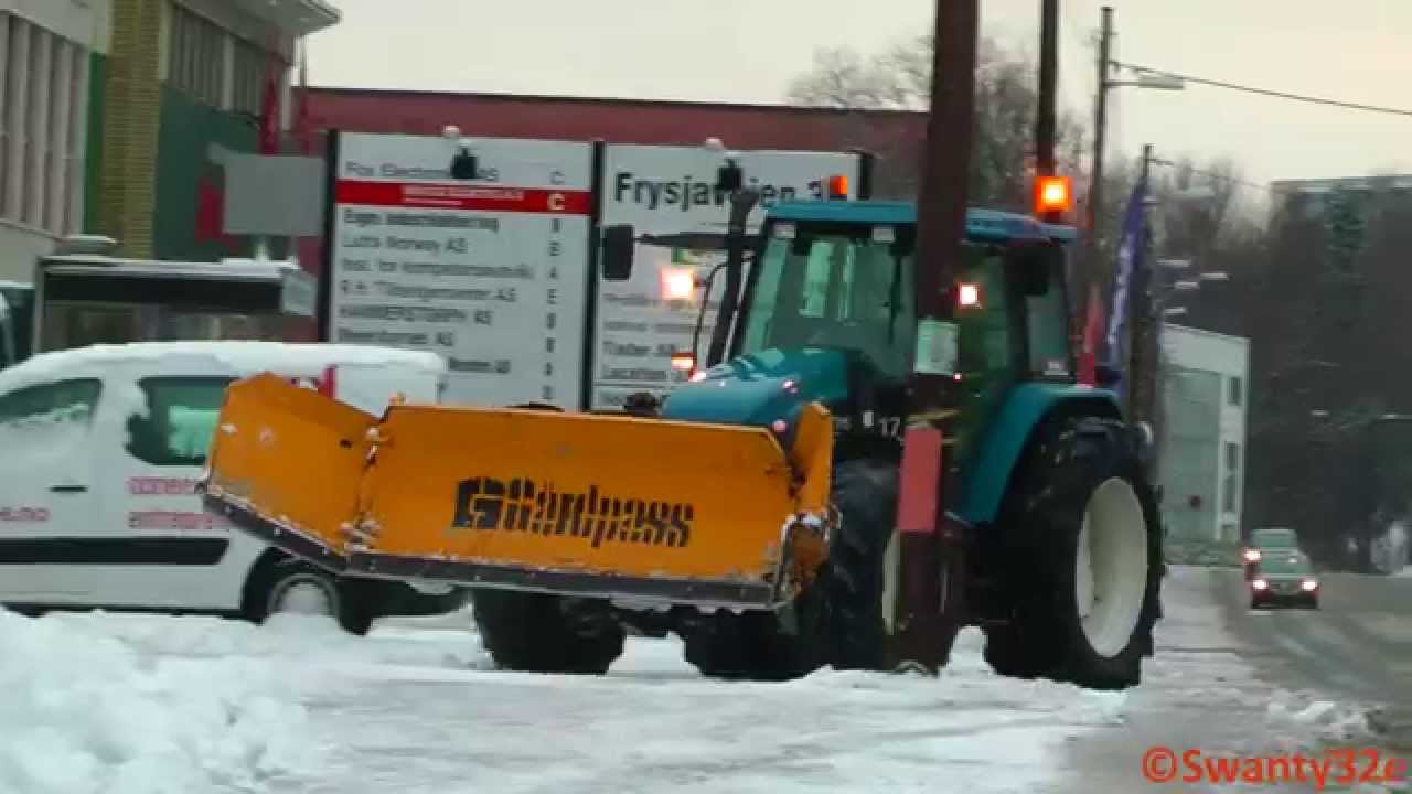 New Holland TS115 Turbo Clearing snow with U-plow (2013)