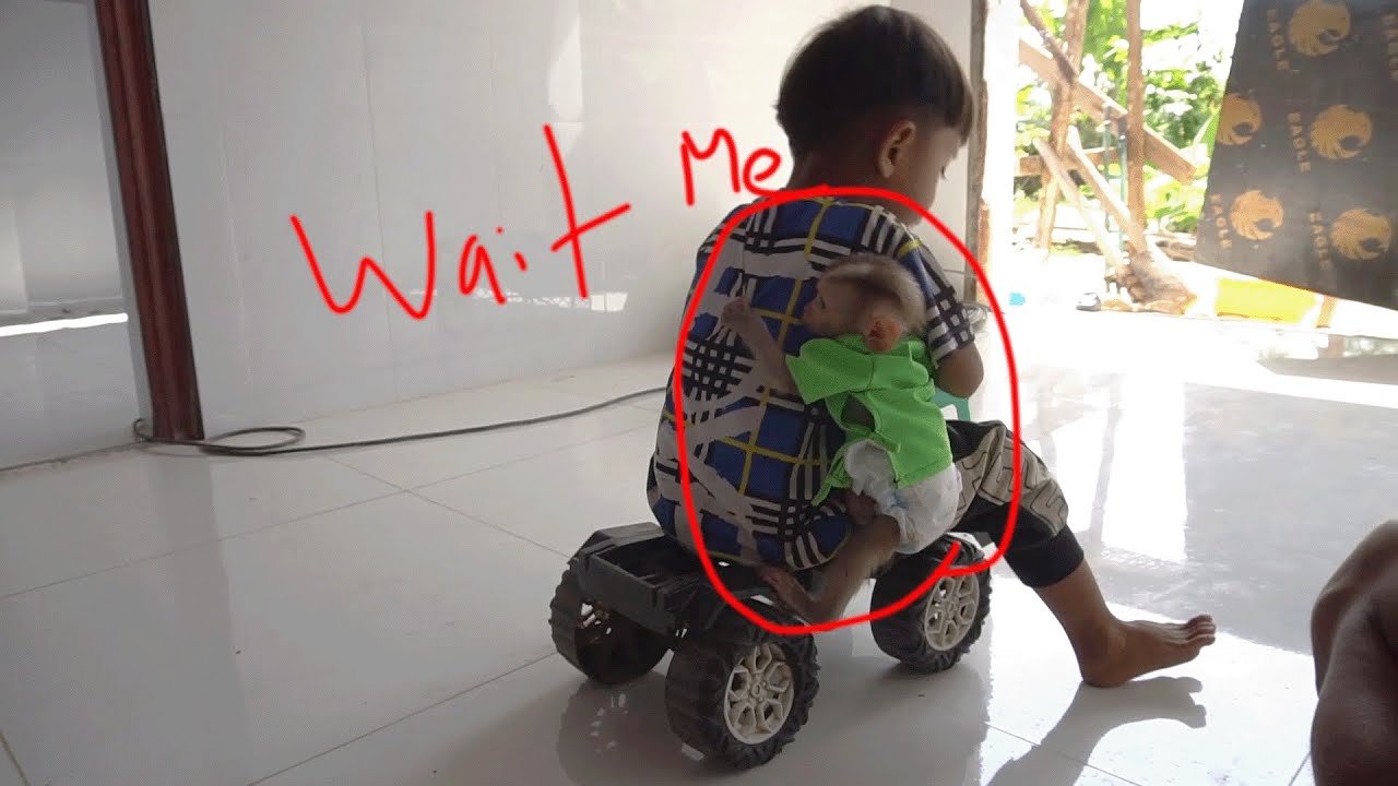 Go Go! cute baby Leo Monkey riding truck with bro