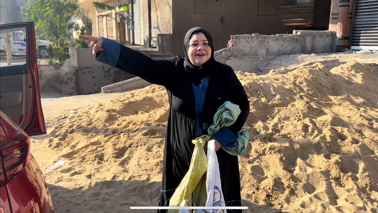 ام جني اول يوم العيد جبرت بخاطر الناس والاخر اطلع من العربيه حافيه من غير شبشب عشان خاطر مازن🤣🤣🤣