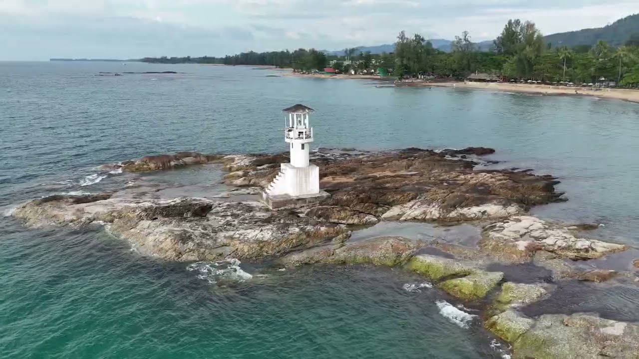 Пляж с маяком Nang Thong Beach, Kao Lak с высоты полёта, Таиланд 15.12.2025 г.