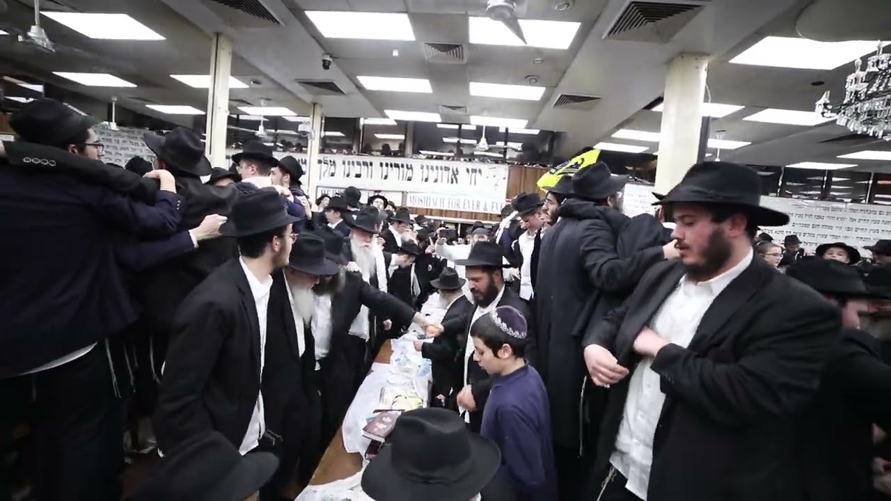 Dancing in 770 - Yud Alef Nissan 5782
