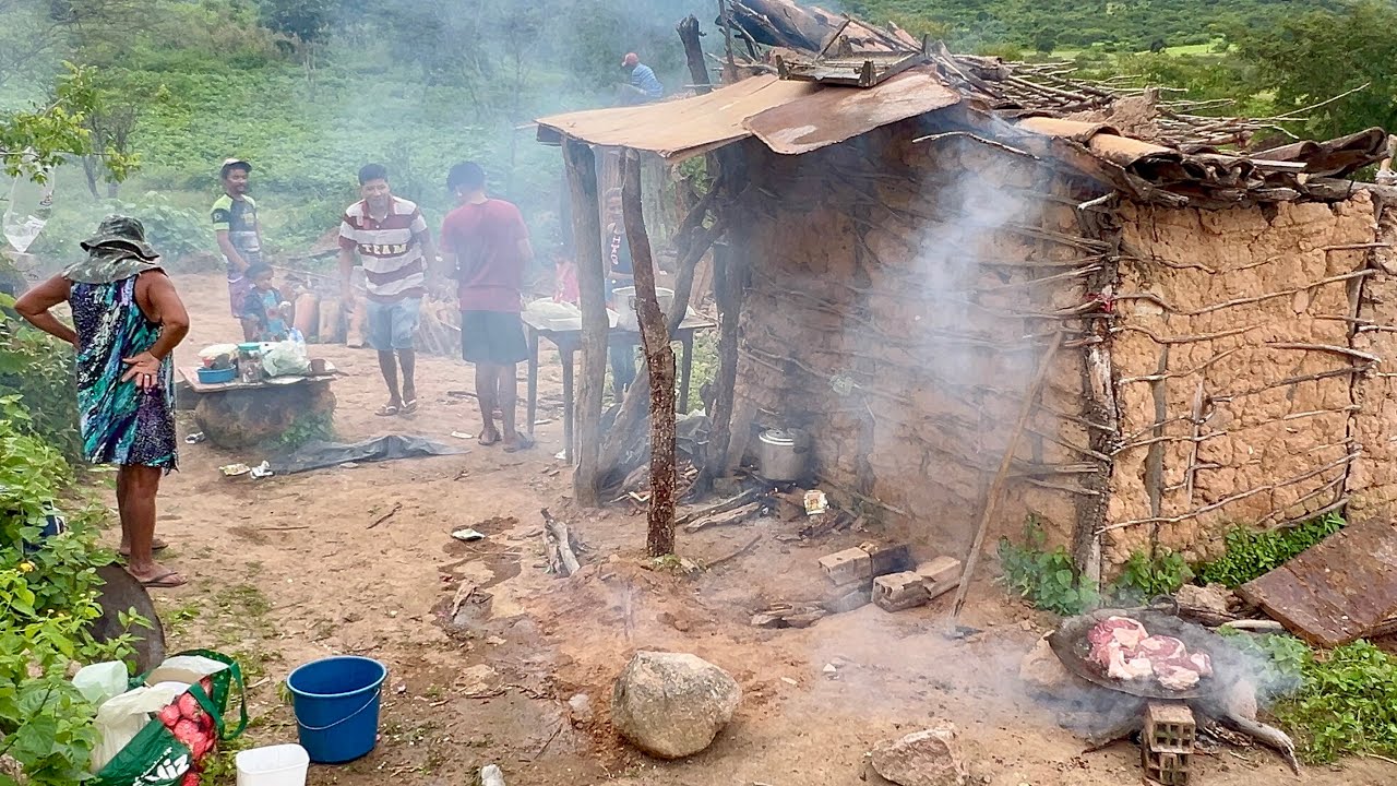 ALMOÇO NA CONSTRUÇÃO DA CASA DE TAIPAS DA DONA “CENOURINHA” MÃE DE BIA DO SANHARÓ