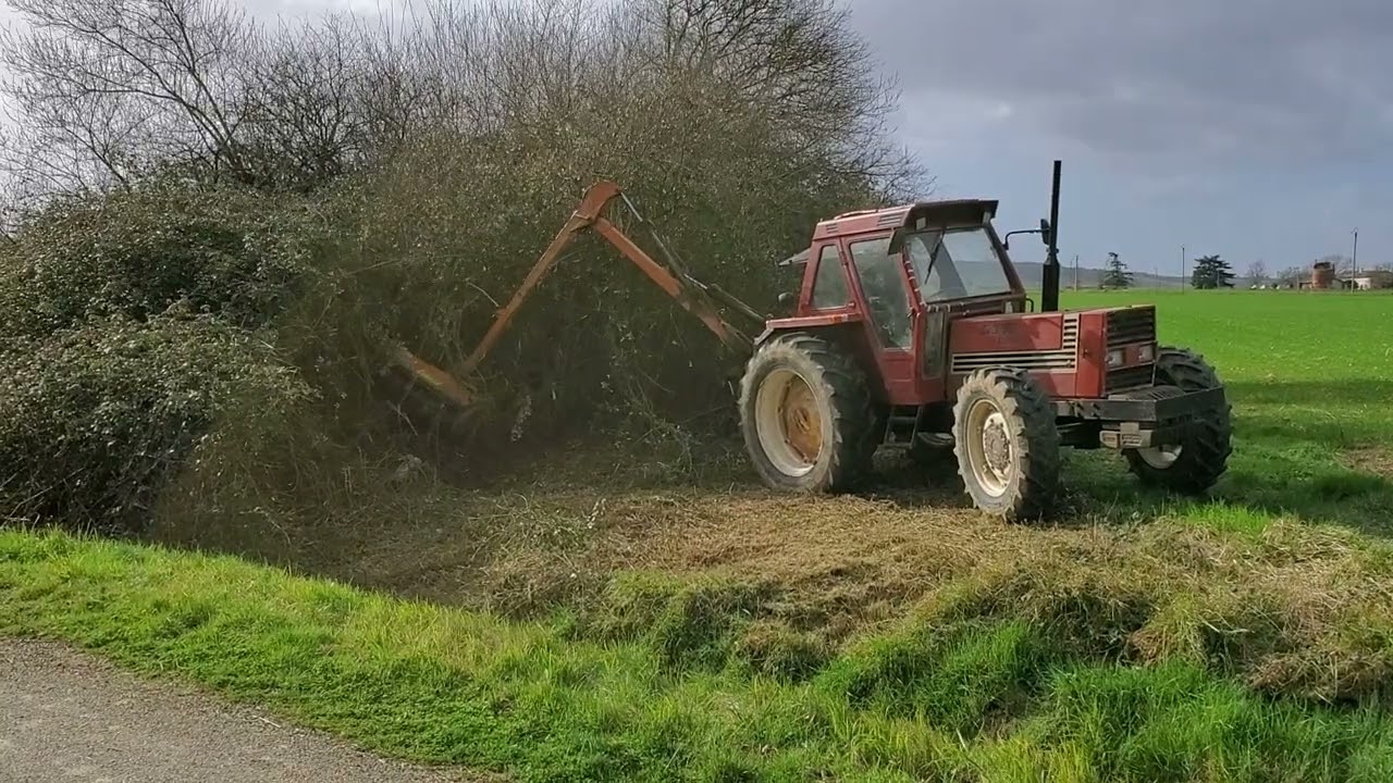 FIAT 980DT & épareuse Rousseau | Dégagement d'une borne d'irrigation