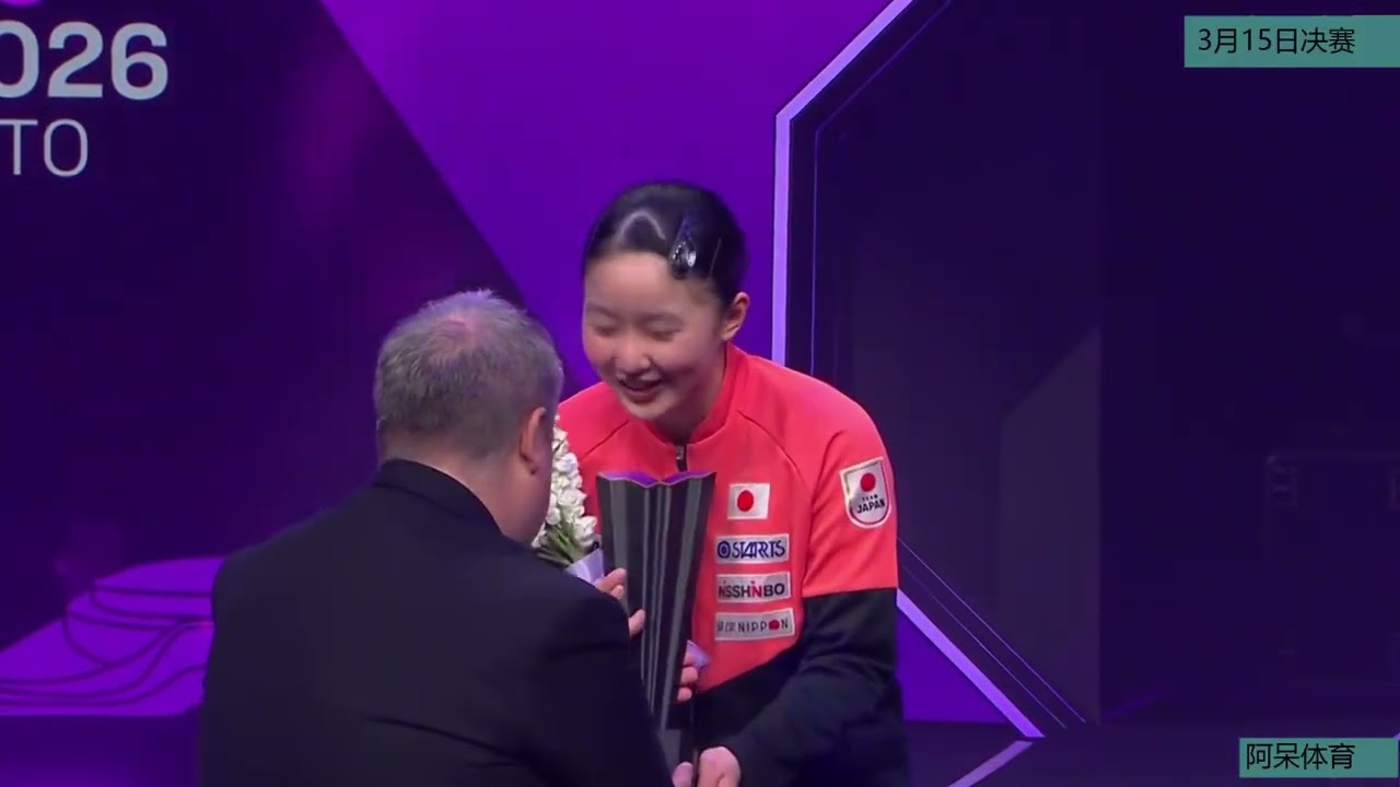 颁奖仪式！张本美和夺冠乐开花 蒯曼亚军心情也不错 把花送给球迷