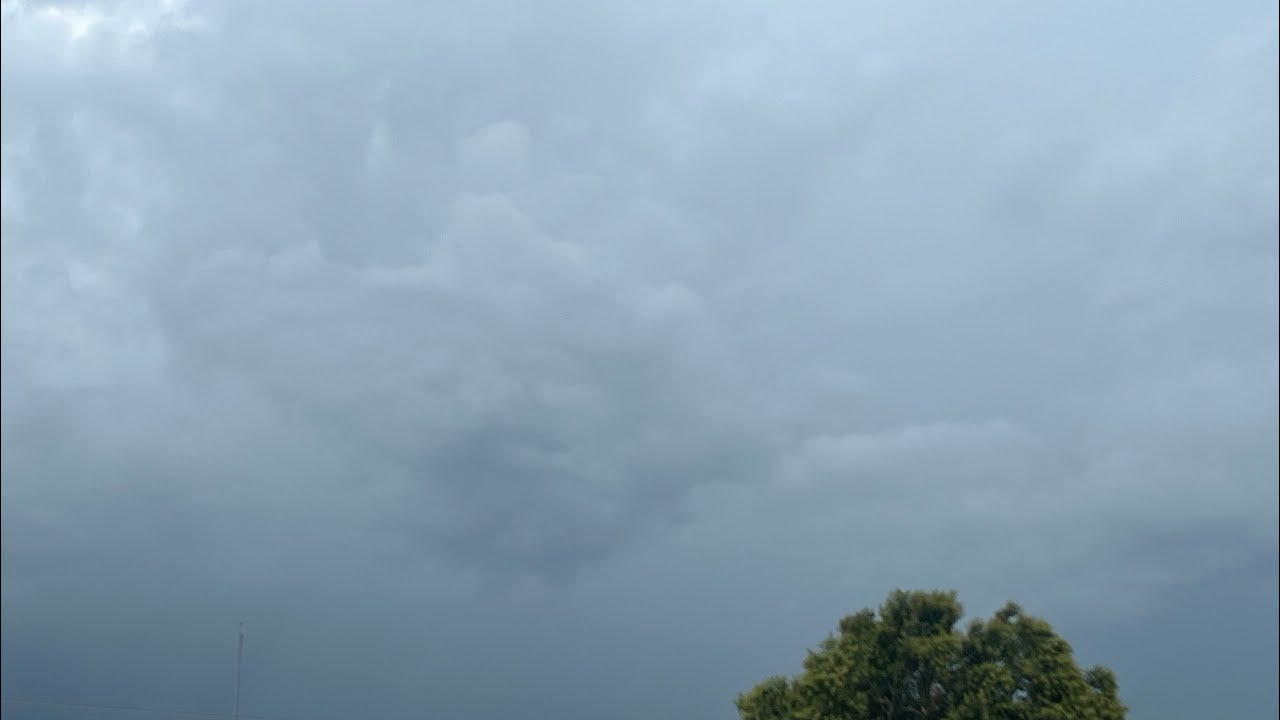 TEMPO COM NUVENS CARREGADAS EM CAMAQUÃ RS 