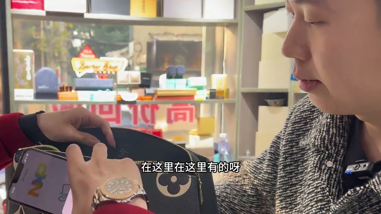 母親網購了一個包，女兒覺得是假的，擔心的晚上睡覺都睡不著，因為母親還買了很多其他東西拿過來讓我看下，你們猜她最后能睡個安穩覺嗎#真假辨別