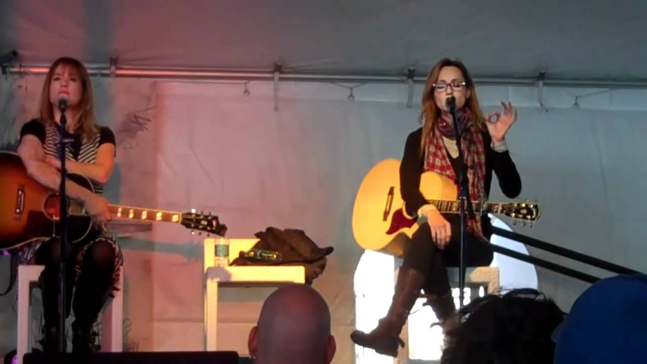 Chely Wright tells funny story and sings  
