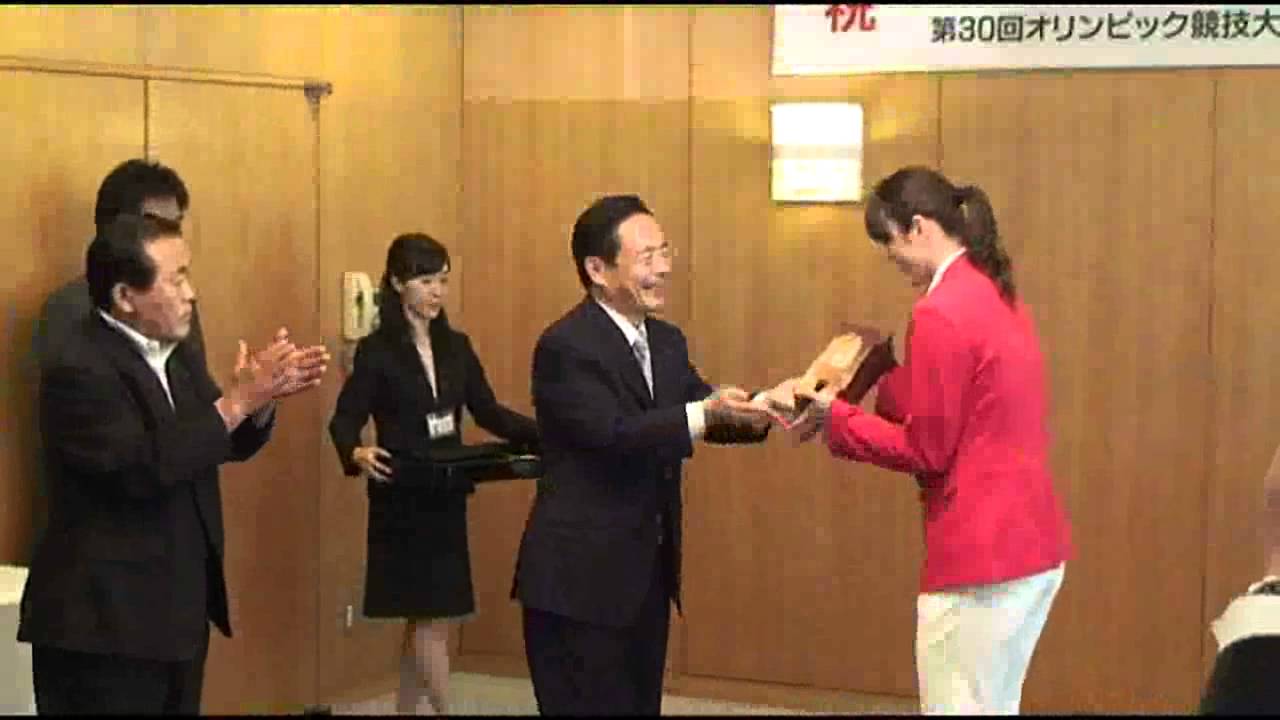 ロンドンオリンピックで銅メダルを獲得した山口舞選手を表彰