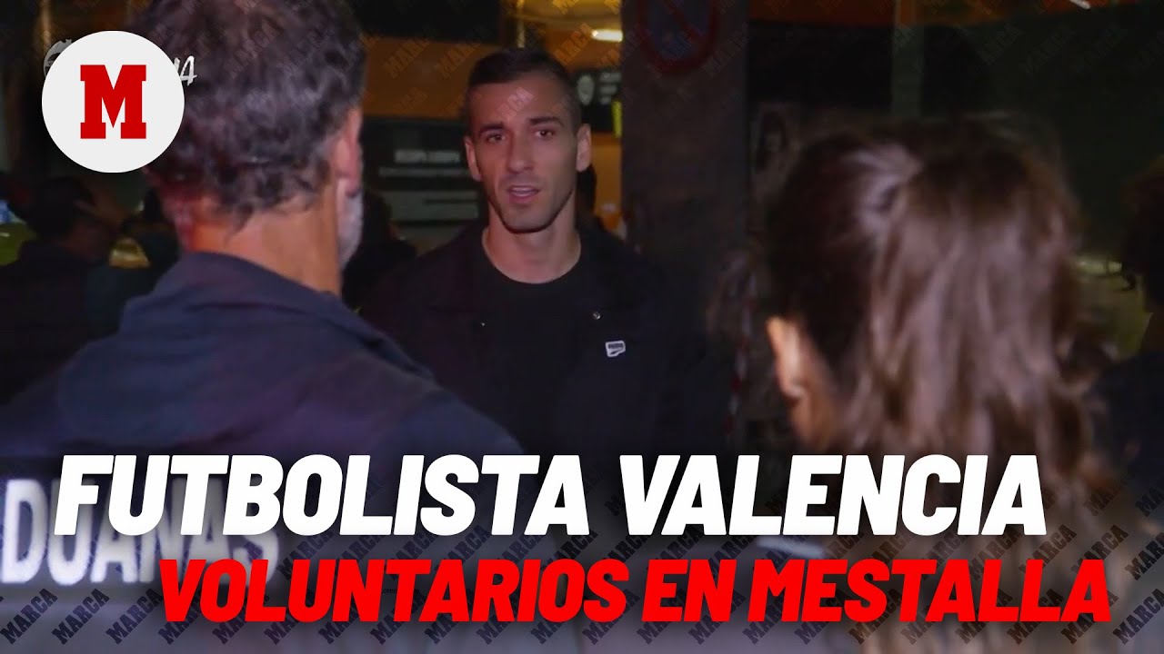Jugadores y jugadoras del Valencia ayudan en Mestalla a repartir agua y alimentosI MARCA