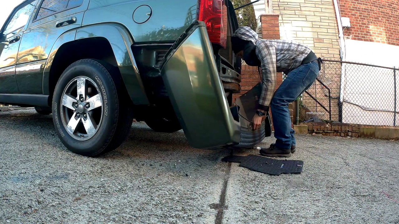 Как снять и установить задний бампер на Jeep Commander