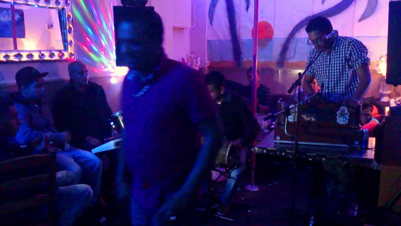 Poeswa's Houseband met Sandeep Badloe @Café Diamonds Baithak Gana