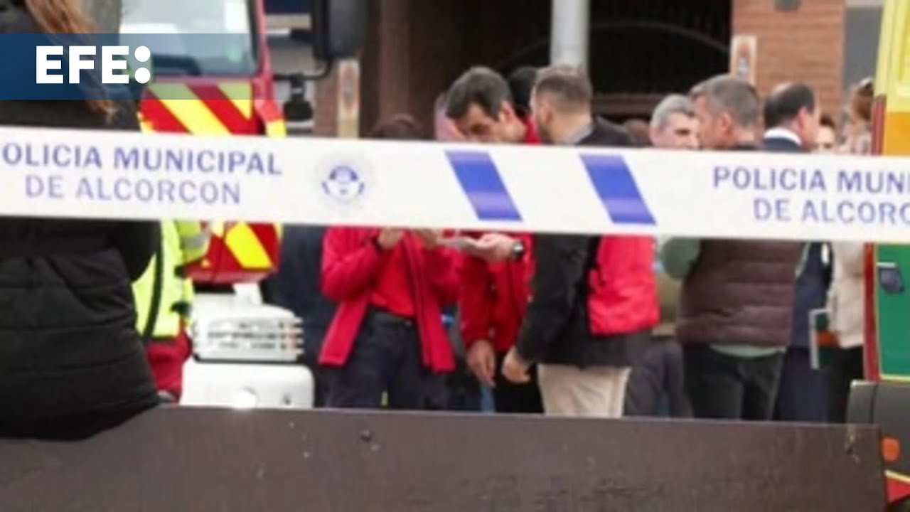 Dos bomberos muertos y catorce heridos en el incendio de un garaje en Madrid