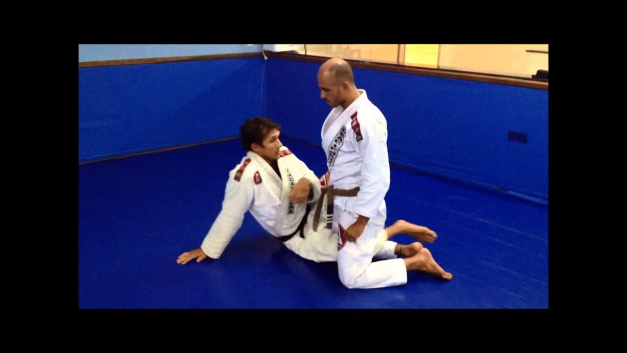 Raspagem da meia guarda finalizando com triângulo de mão - Prof. Jefferson Moura - GB Rio Matriz