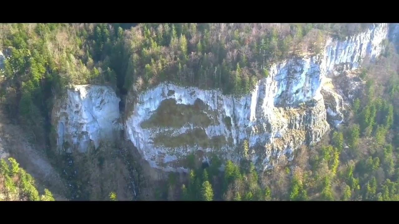 cascade de la Frasnée.  La Frasnée.  Le Jura Franche Comté. Région des lacs