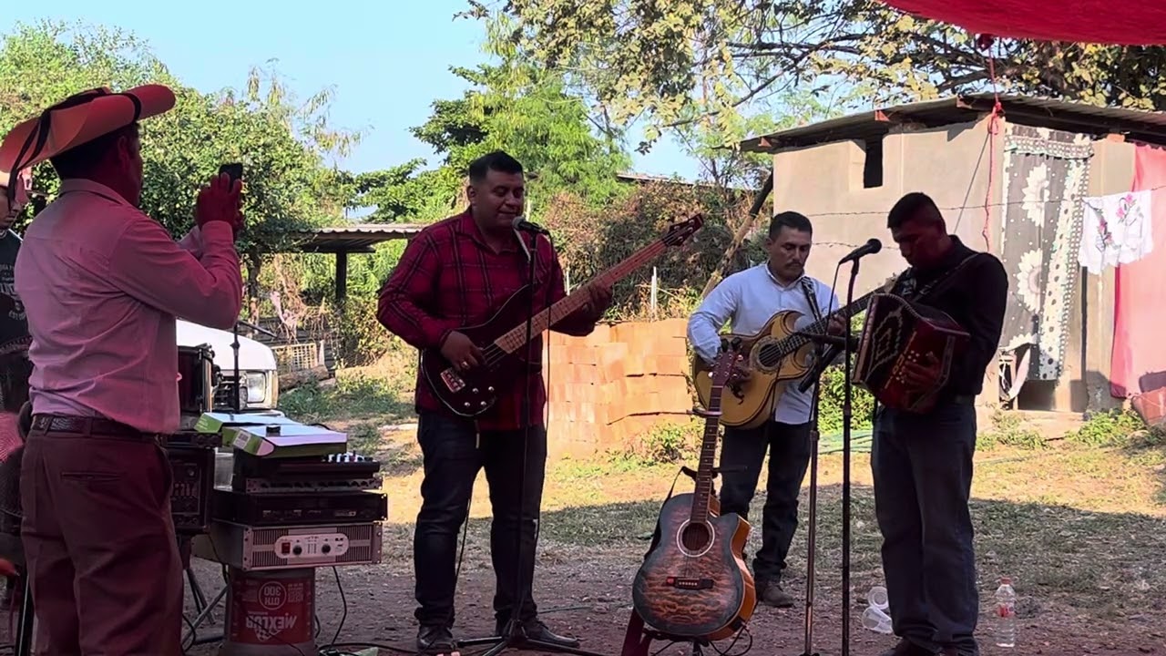 En El Altar Cuando Me Pongo A Orar 