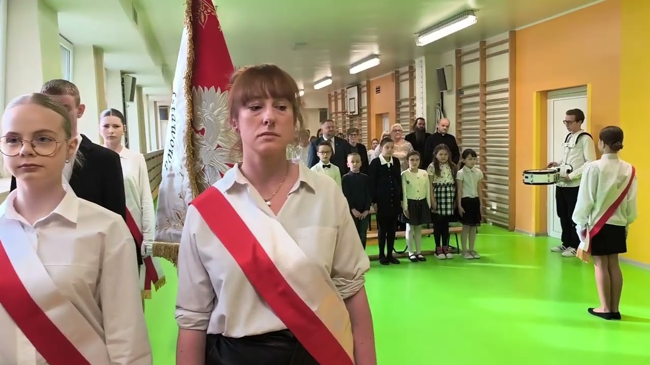 Uroczystość przekazania nowego sztandaru - wprowadzenie sztandar&oacute;w