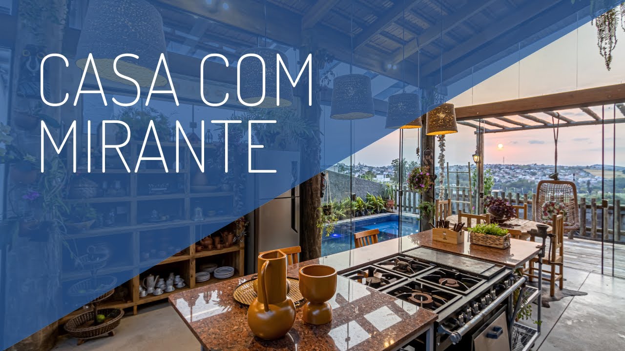 Casa com mirante, piscina, balanço suspenso, parede de cacos de tijolo, teto de vidro e deck