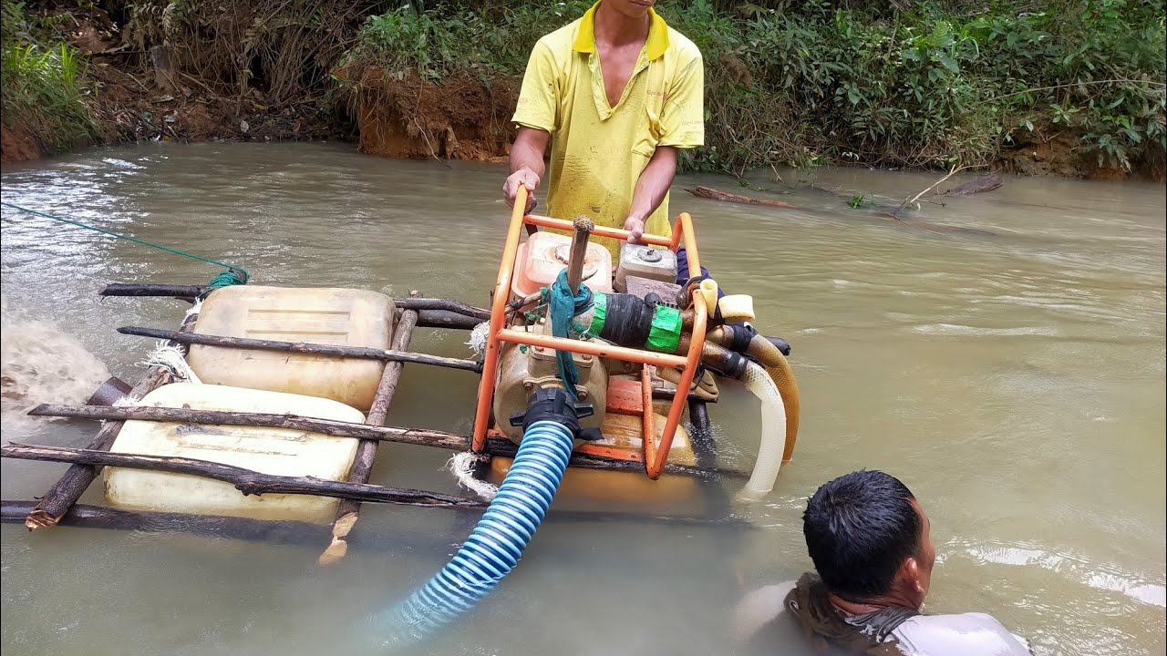 Mencari batu teratai di dalam sungai