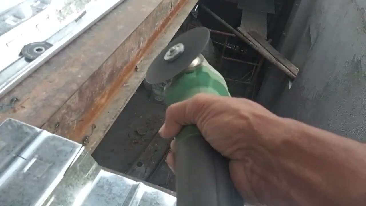 Paano takpan ang dulo ng metaldeck