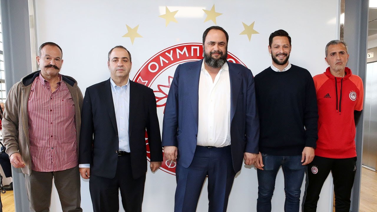 H κοπή της πρωτοχρονιάτικης πίτας του Ολυμπιακού! / New Year’s lunch and celebrative cake ceremony!