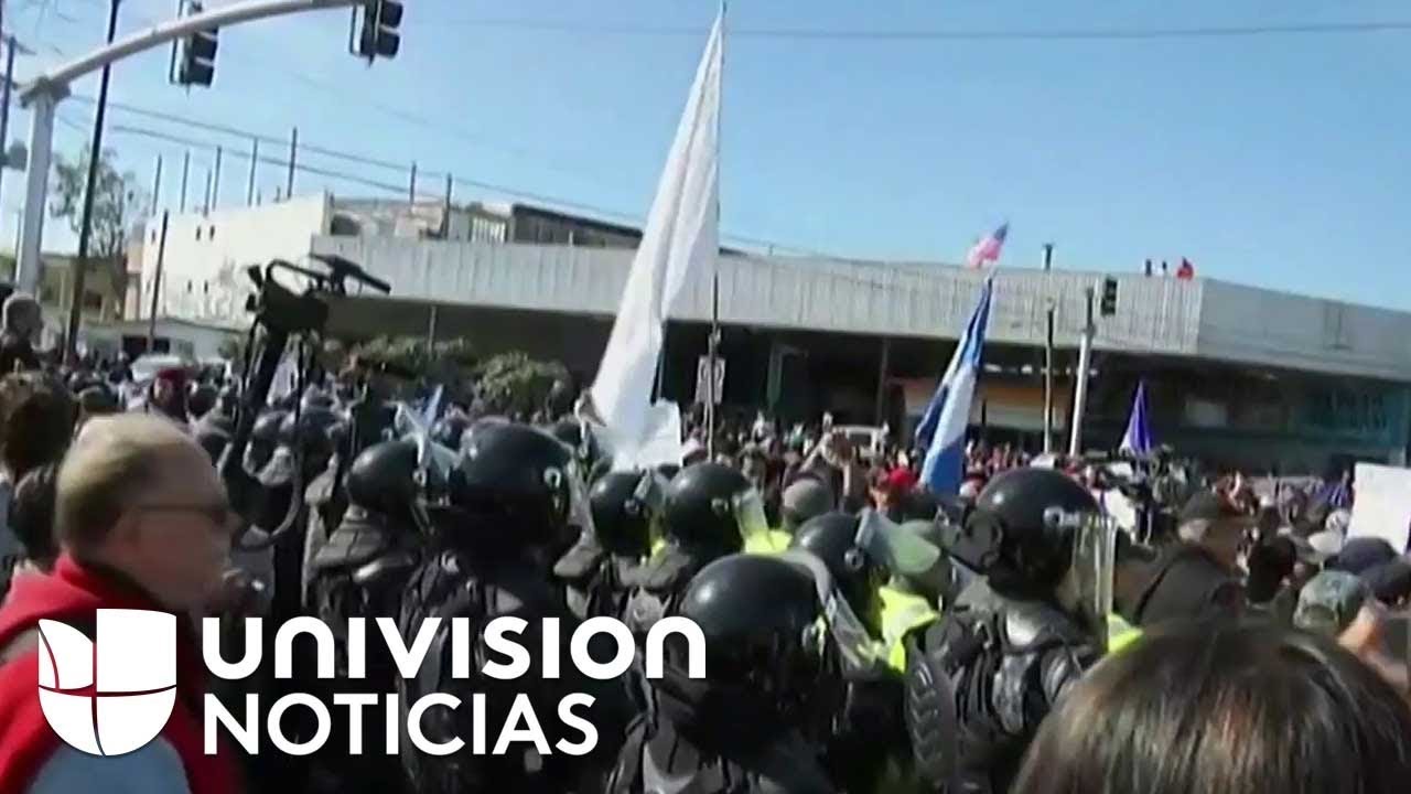 Migrantes piden acceso pacífico a la garita de El Chaparral en Tijuana