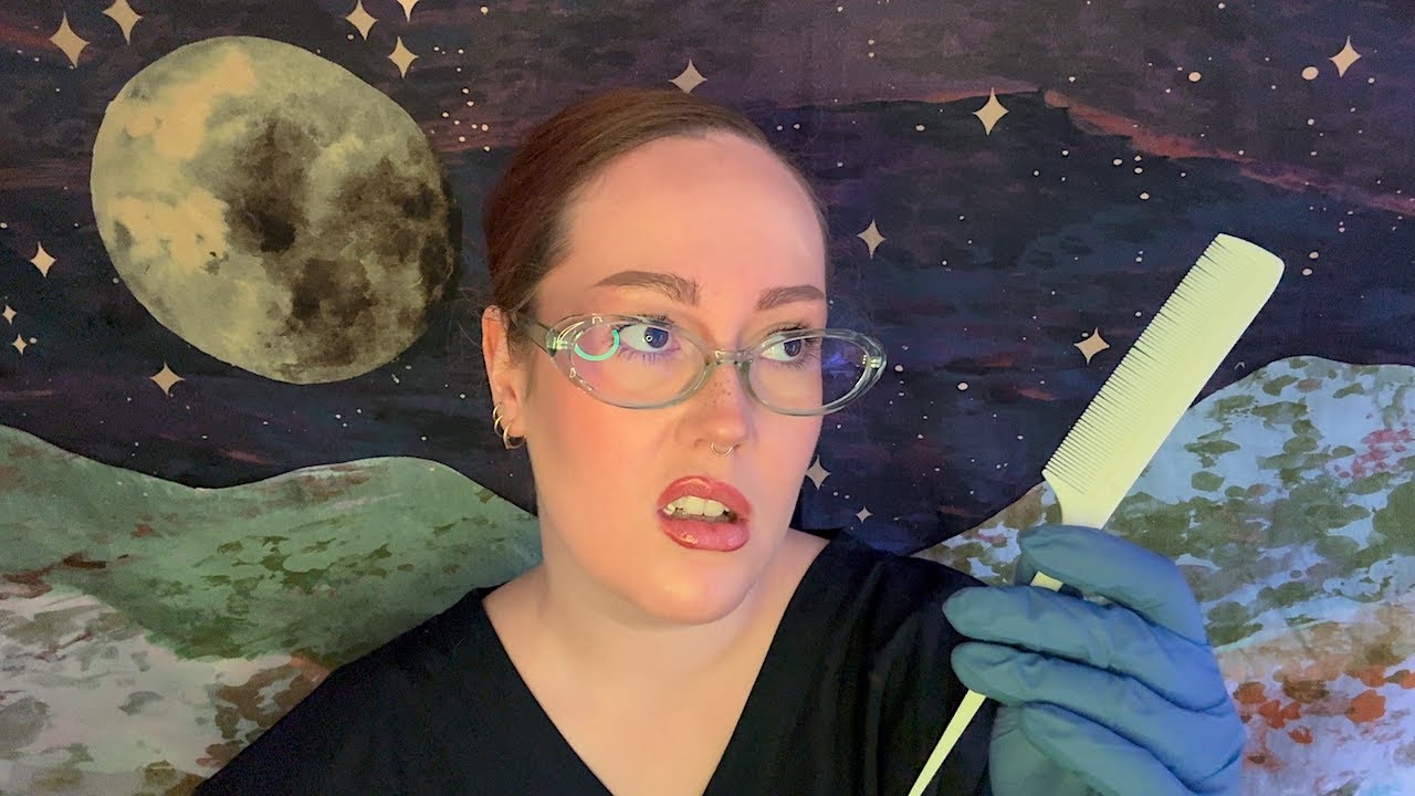 ASMR | Грубая школьная медсестра: осмотр ваших ВОЛОСАТЫХ ушей — жевание жвачки, чистка, царапание...
