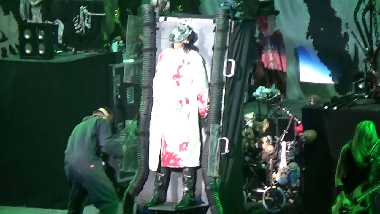 Alice Cooper. Feed My Frankenstein.  Rod Laver Arena. 12/5/2015, Melbourne.