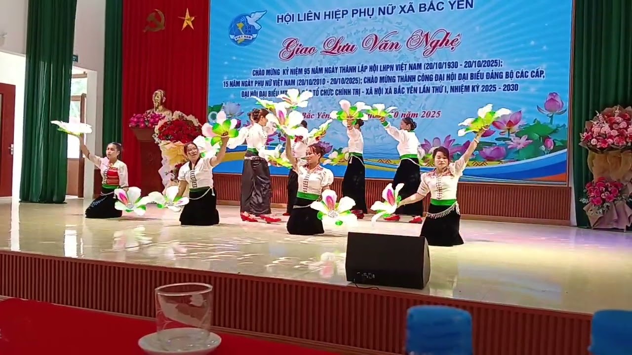 Múa chào mừng ngày 20/10/2025 của phụ nữ xã Bắc Yên 6