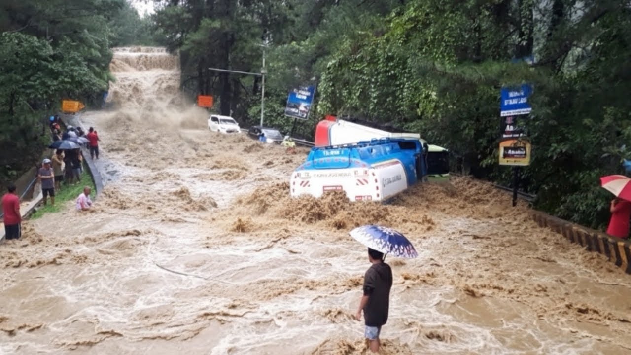 Pray For Sumatera Barat, Cuaca Semakin Buruk Air Sungai Makin Mengamuk di Sitinjau Lauik