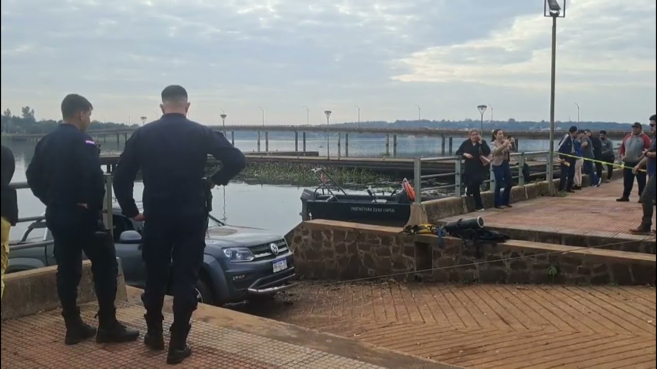 CASI TRES HORAS DE TRABAJO PARA SACAR LA CAMIONETA DEL AGUA.