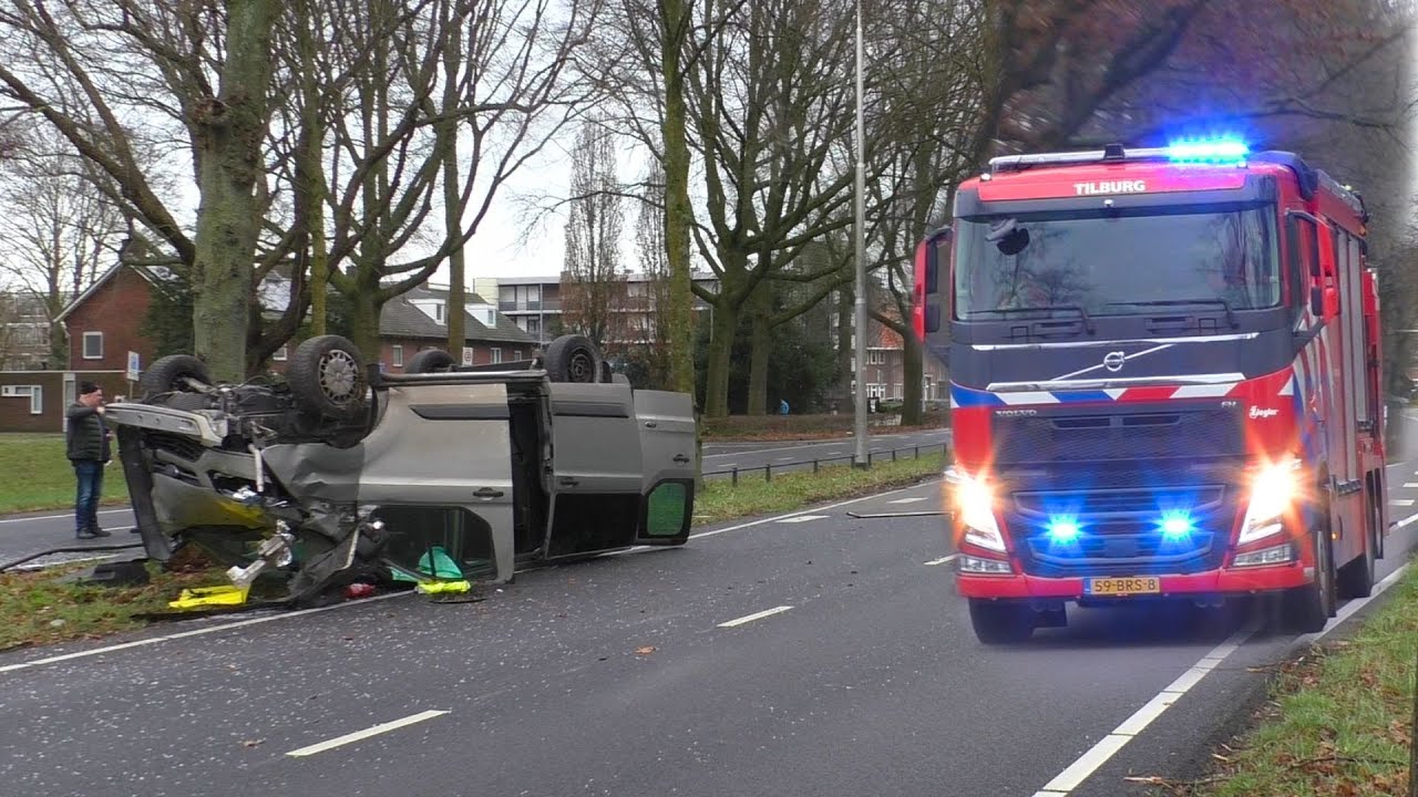 Busje ramt reclamebord en belandt op de kop Ringbaan-Zuid Tilburg - Brandweer en Politie met spoed!