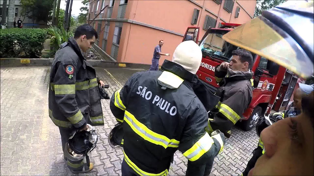 Guarnições do PB Butantã em ocorrência de incêndio em apartamento
