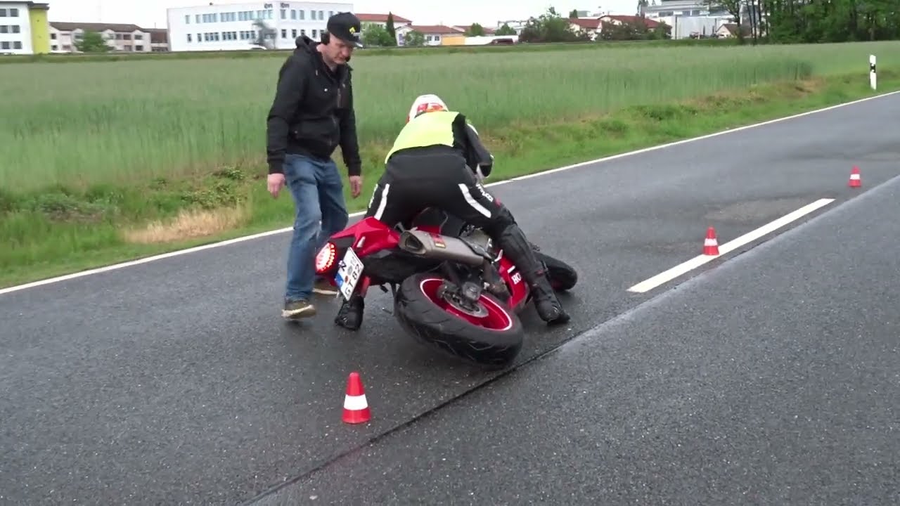 Motorradführerschein trotz Handicap: Grundfahraufgaben meistern