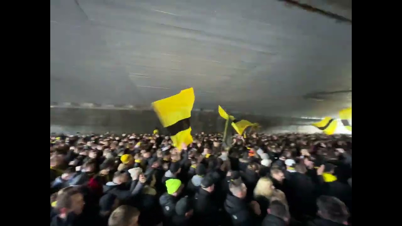 BVB Fanmarsch 2.4.2022 BVB Ultras B1 Brücke Stadion Dortmund