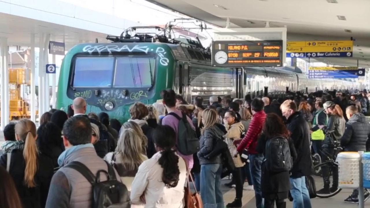 Traffico ferroviario in tilt per Milano, protesta dei pendolari a Vigevano