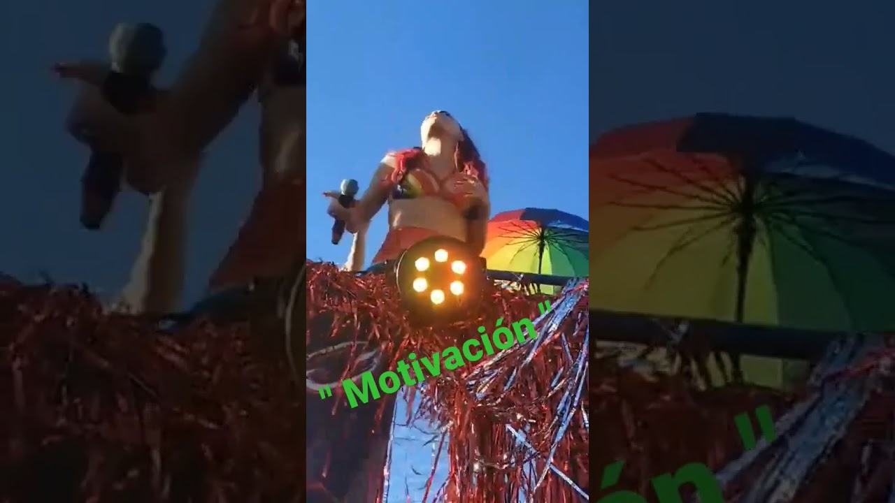 Lali en la Marcha del orgullo!!!  cantando Motivation 
