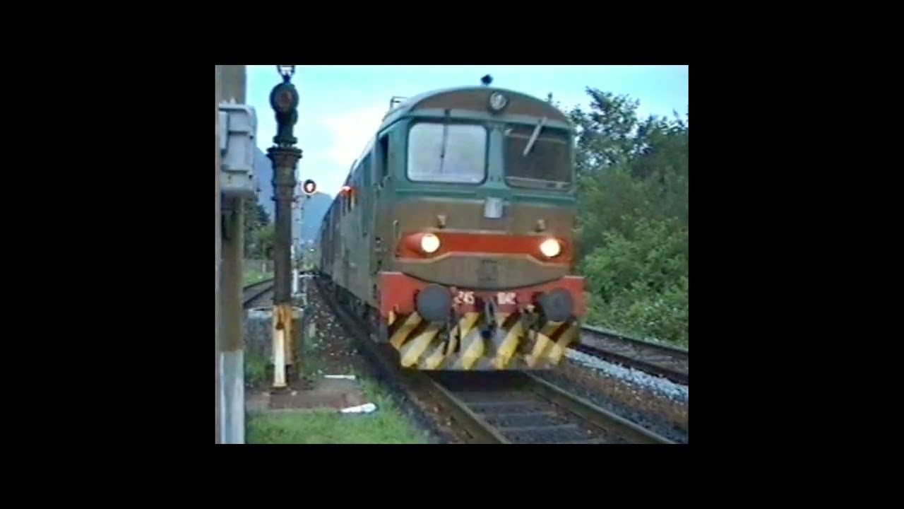 Incrocio tra Diesel D 445 e D 345 nella Stazione di Gravellona Toce il 13 agosto 1995.